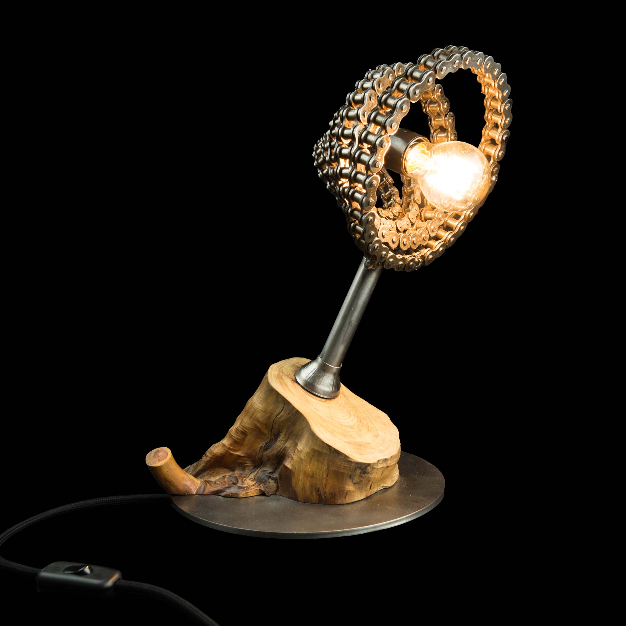 Zeitgenössische Upcycling-Kunst Tischleuchte Catena