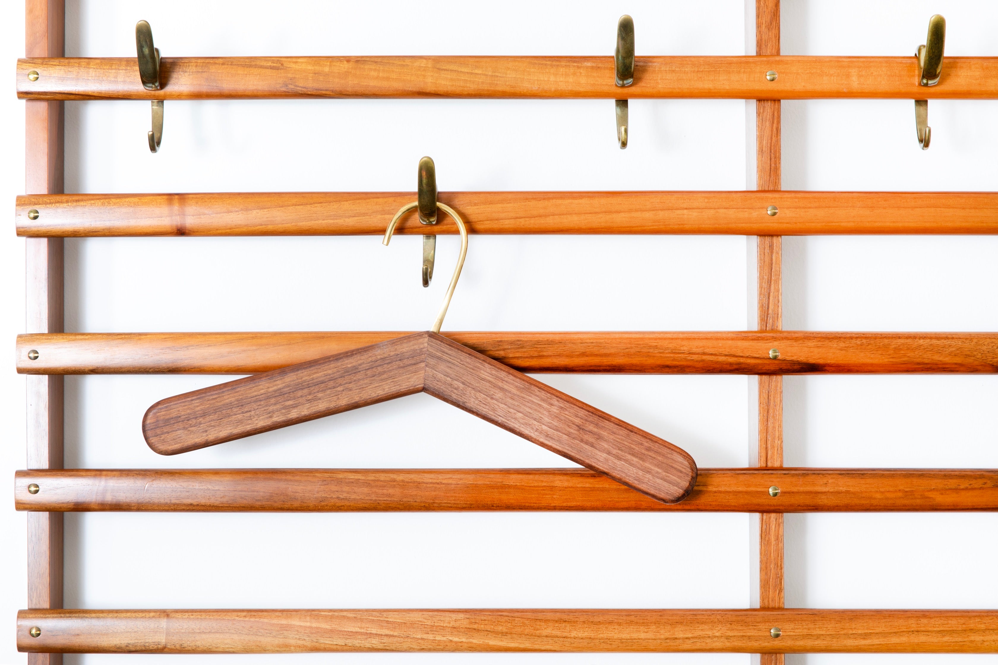 Ein attraktiver "Kleiderbügel" für jede Garderobe von Carl Auböck Wien