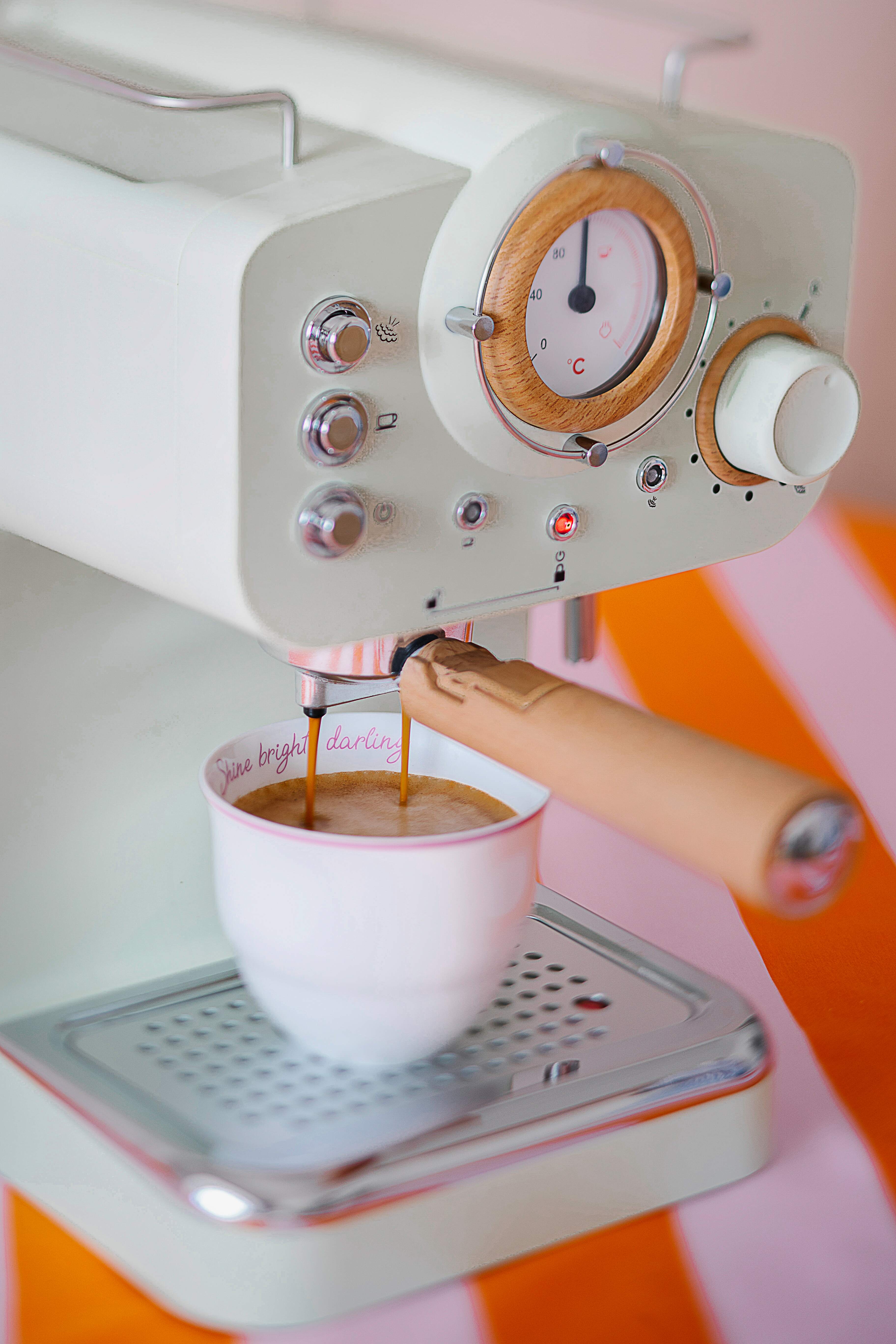 Porzellanbecher_Augarten_Kaffeemaschine