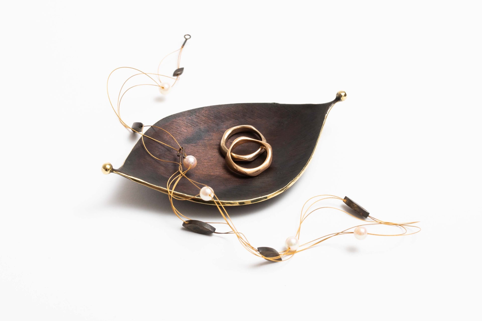 Schale_Tropferl_von_Carl_Auboeck_aus_oesterreich_mit_Schmuck