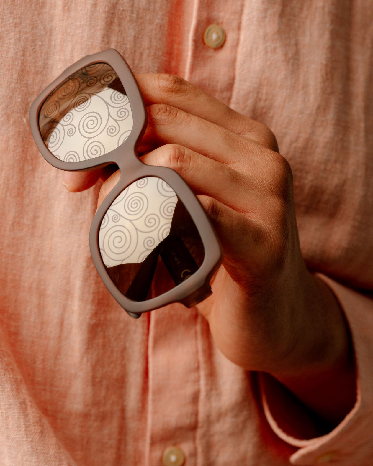 Sonnenbrille_LadyinGold_Hand