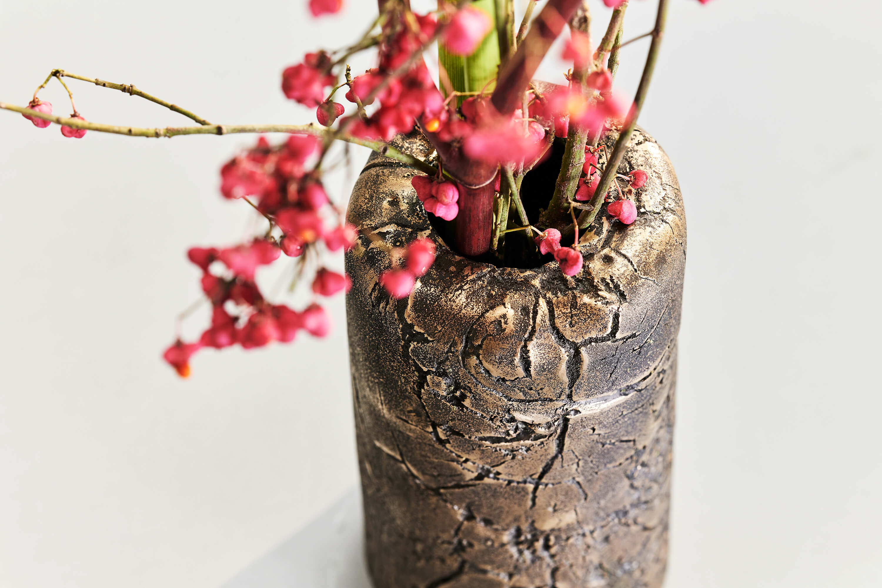 Vase aus Bronze_Detail_mit_Blumen