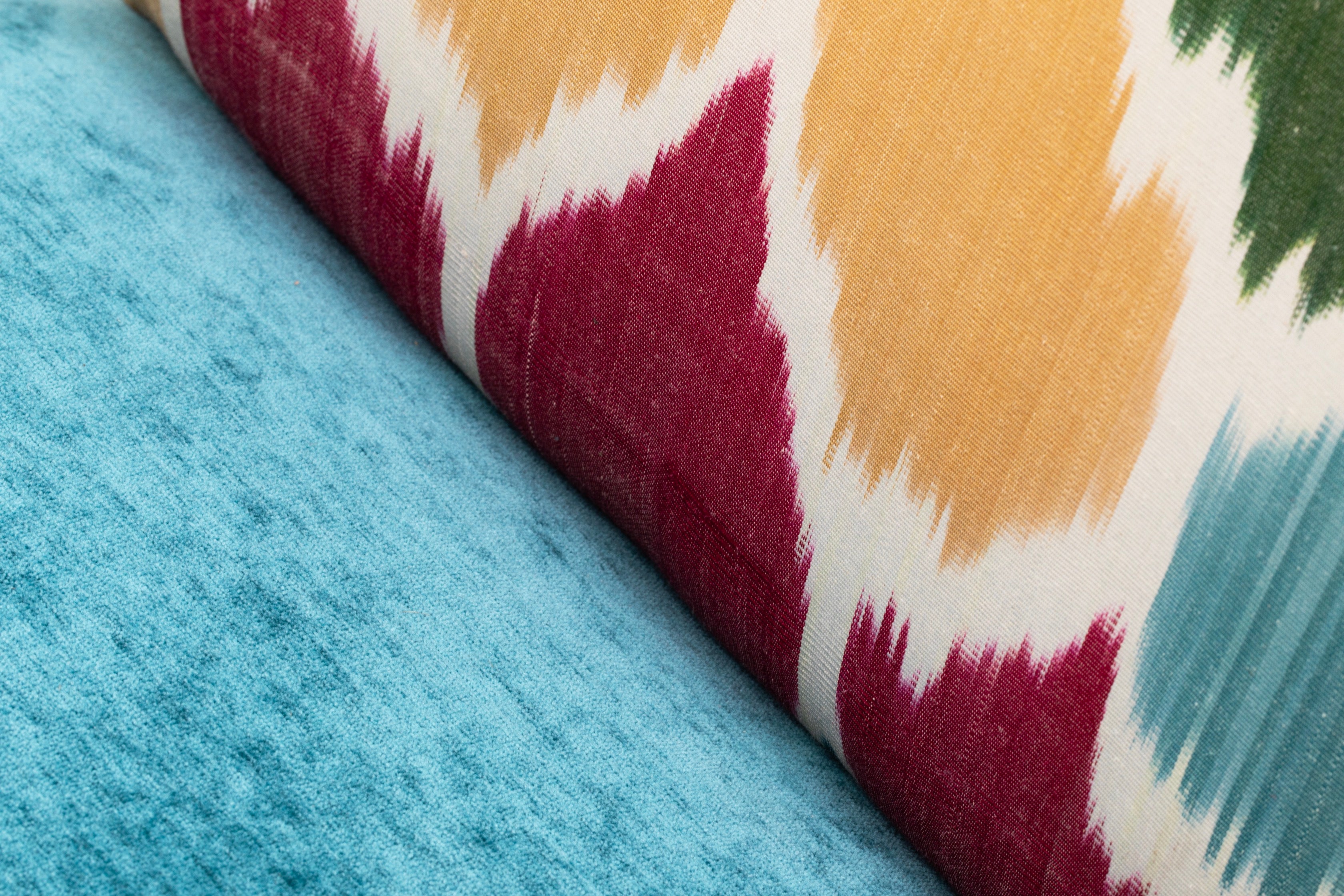 Vintage Armlehnenstuhl mit Ikat-Stoff