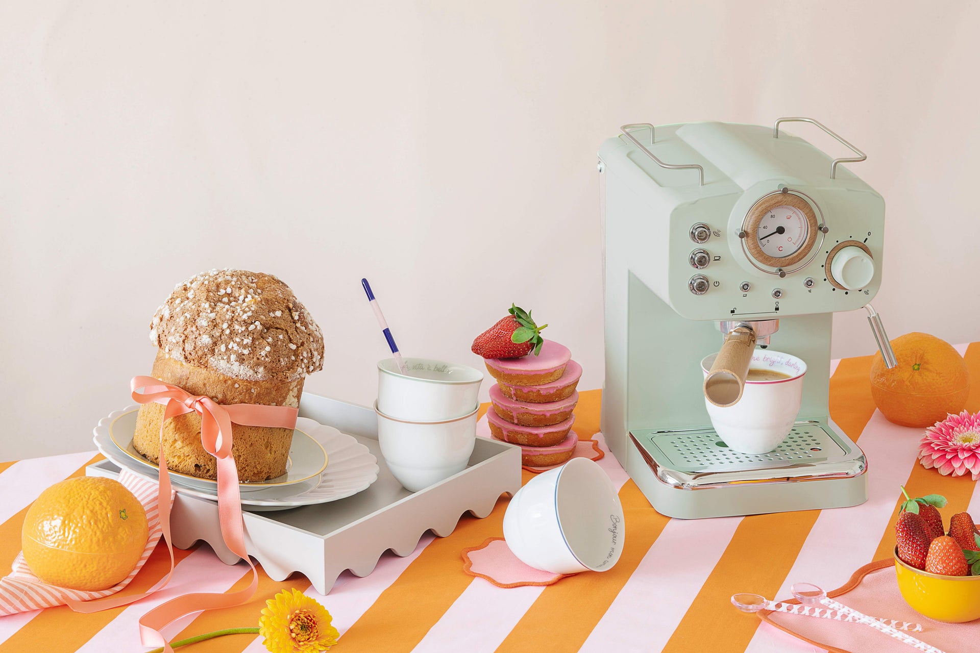 Porzellanbecher_Augarten_Tisch