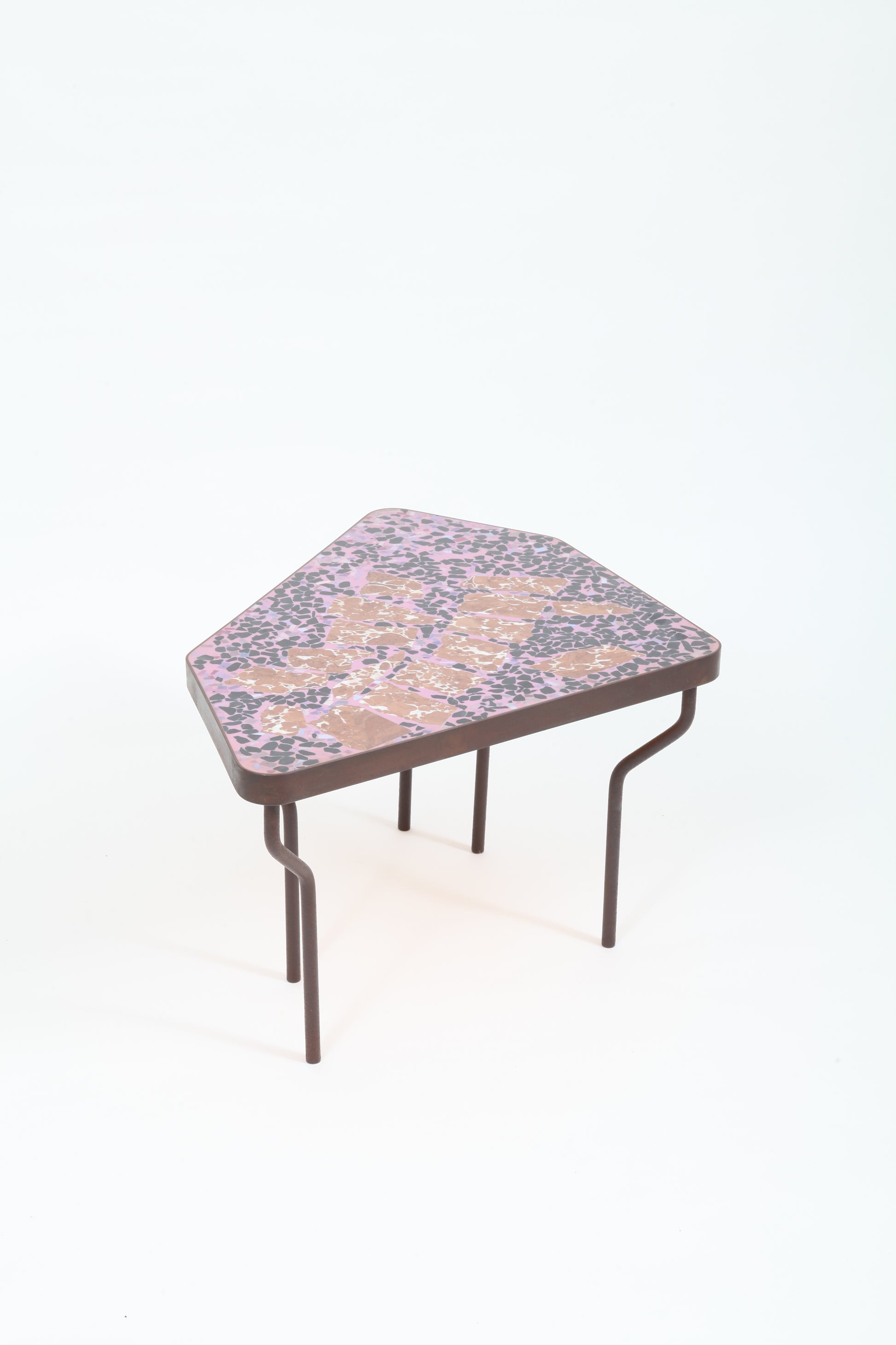 Exklusiver Tisch "Prince Al" mit Terrazzo-Oberfläche von Felix Muhrhofer online Design Foyer