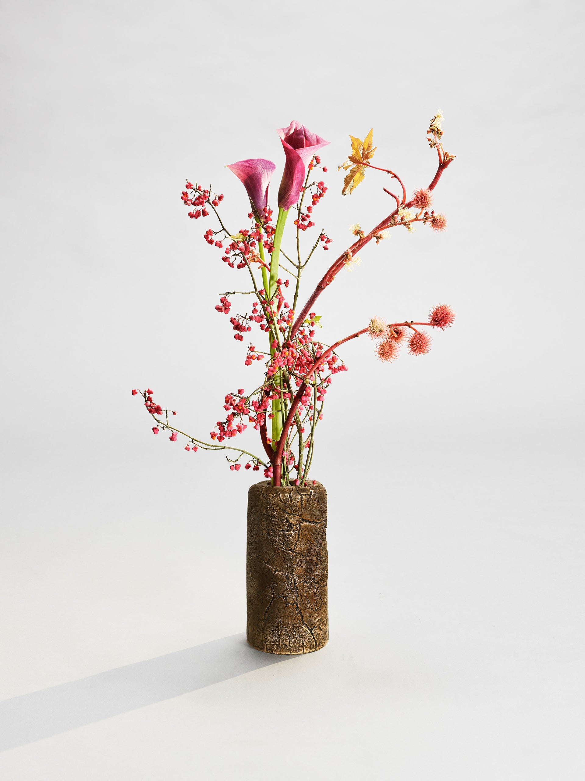 Vase aus Bronze mit Blumen