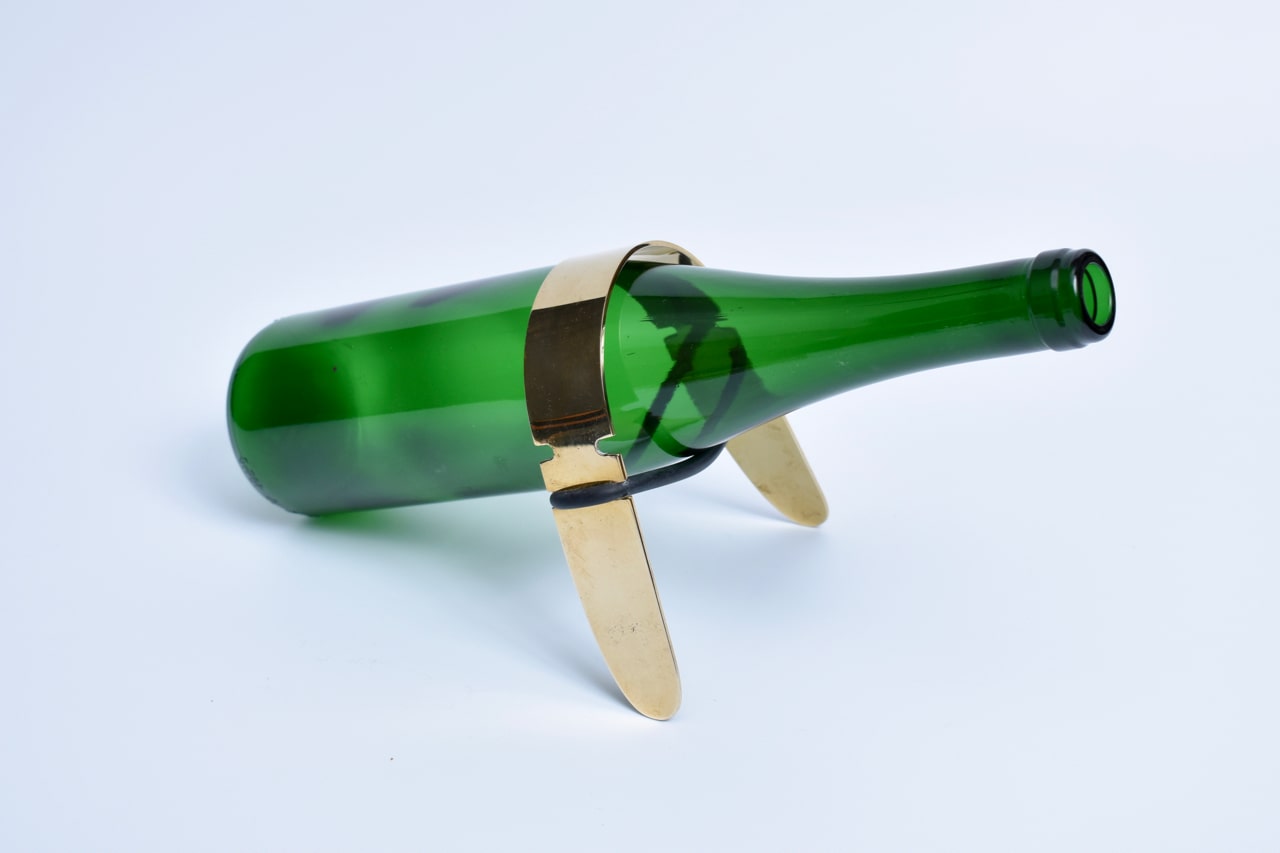 Bottle holder for every wine lover in brass